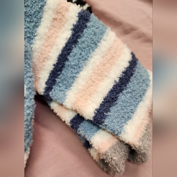 Give. Love. Renew. Women's 4-Pair Bundle Lounge Cozy Fuzzy Crew Socks- One Size - Picture 3 of 7